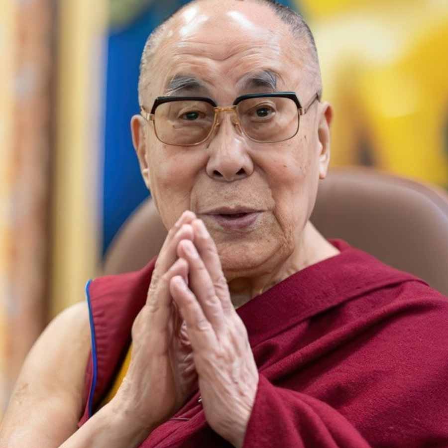 ৯০ বছরে পদার্পণ করলেন বৌদ্ধ ধর্মগুরু দলাই লামা। ছোট ছোট পাহাড় আর তুষারে ঢাকা সুউচ্চ পর্বতে ঘেরা ভারতের হিমাচল প্রদেশের ধর্মশালায় তাঁর জীবনের ন’টি দশক অতিক্রান্ত করে ফেললেন চতুর্দশ দলাই লামা তেনজ়িং গ্যাৎসো। তাঁর পরবর্তী দলাই লামা কে হবেন তা নিয়ে গত কয়েক বছর ধরেই চলছে বিতর্ক। এই বিতর্কের কেন্দ্রবিন্দুতে রয়েছে চিন। বেজিঙের দাবি, চিনের ভূমিপুত্রকেই পঞ্চদশ দলাই লামা হিসাবে বেছে নিতে হবে।