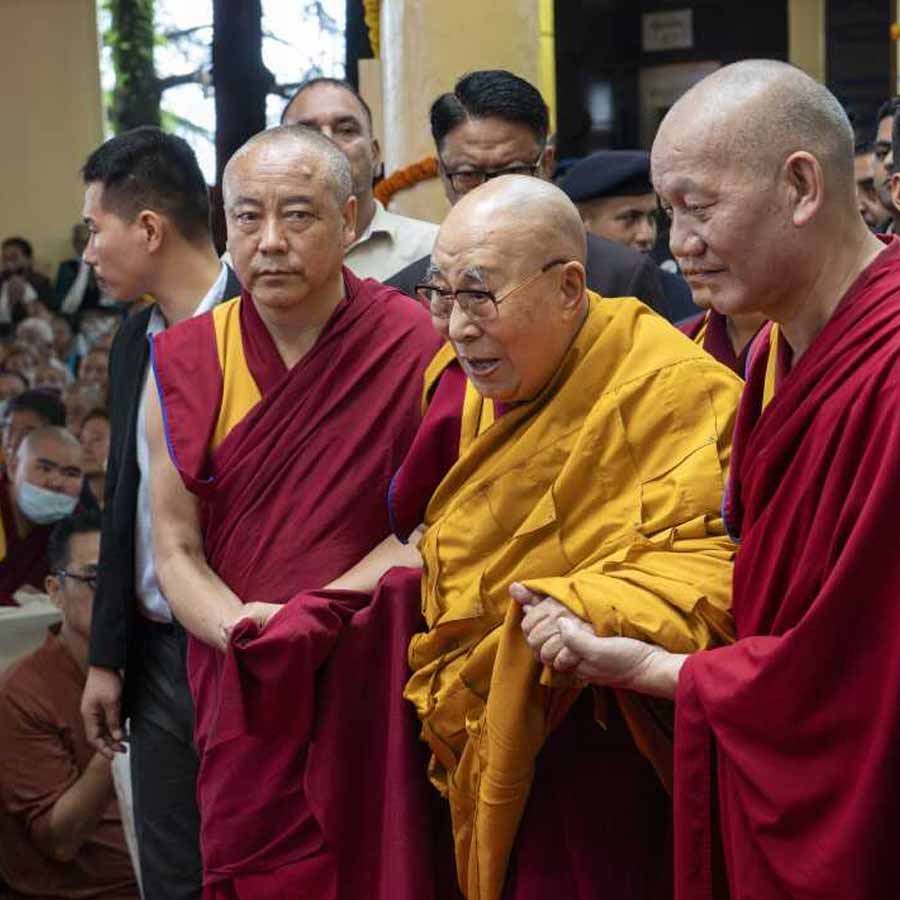 চিন জানিয়ে দিয়েছে, তাদের অনুমোদন ছাড়া পঞ্চদশ দলাই লামার মনোনয়ন হবে না। চিনের এই দাবিকে বার বারই নস্যাৎ করে দিয়েছেন বর্তমান দলাই লামা। ১৯৩৫ সালে জন্মগ্রহণ করেন বর্তমান দলাই লামা। মাত্র দু’বছর বয়সে দলাই লামা হিসাবে স্বীকৃতি পান তিনি। তাঁর দাবি, চিন কাউকে পরবর্তী দলাই লামা হিসাবে বেছে নিলে তিব্বতিরা তাঁকে আদৌ মেনে নেবেন না। বেজিংয়ের বক্তব্য, চিনা রাজবংশের নিয়ম ও ঐতিহ্য অনুযায়ী পরবর্তী দলাই লামা বেছে নেওয়ার অধিকার তাদেরই।