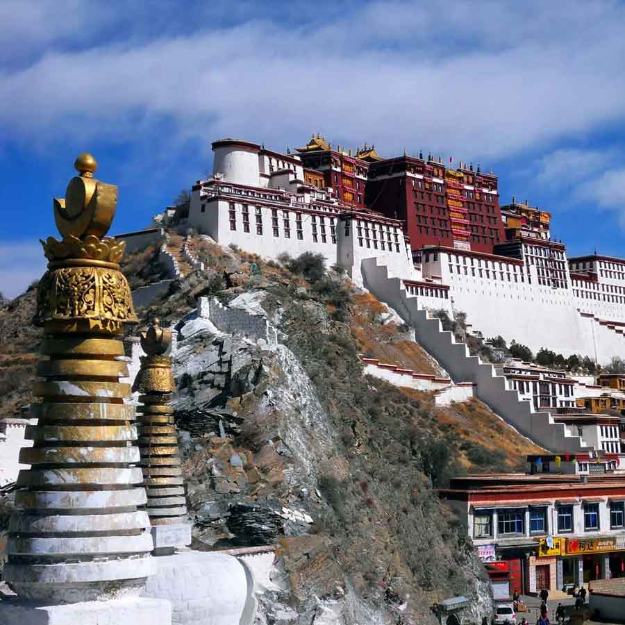 তিব্বতিদের সঙ্গে চিনের বৈরিতার সূত্রপাত ১৯৫০ সালে। সেই বছরে সেনা পাঠিয়ে তিব্বত দখল করে নেয় লালফৌজ। অনিচ্ছাসত্ত্বেও চিনের শক্তির কাছে সার্বভৌমত্ব খোয়ায় তিব্বত। তবে দলাই লামার সরকারকে মোটামুটি আগের মতোই তিব্বত পরিচালনা করার ক্ষমতা প্রদান করে রাখে চিন।