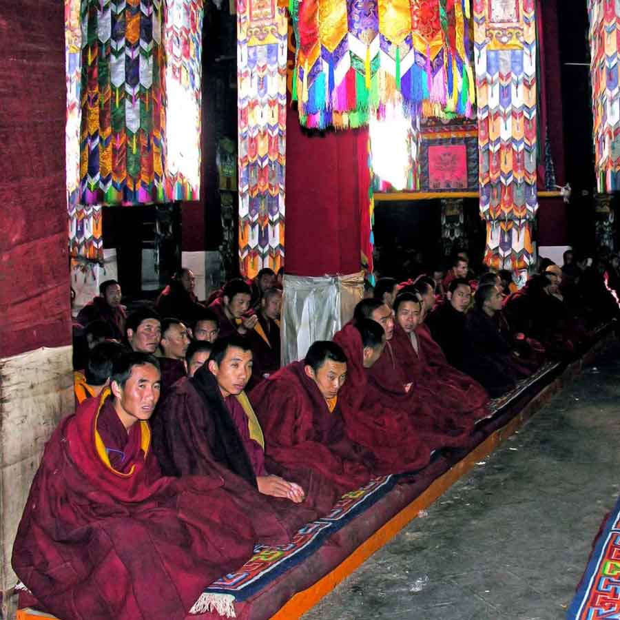 ধৈর্যের বাঁধ ভেঙে যায় তিব্বতিদের। শুরু হয় চিনা শাসকের বিরুদ্ধে গণ অভ্যুত্থান। লালফৌজকে রুখতে সে দিন গণ-আন্দোলনের নেতৃত্ব দিয়েছিলেন দলাই লামা। তাই তাঁকে সরাতে উঠেপ়ড়ে লেগেছিলেন বেজিংয়ের সামরিক কর্তারা। পালিয়ে জীবন বাঁচানো ছাড়া দ্বিতীয় কোনও পথ খোলা ছিল না দলাই লামার সামনে। তিব্বতকে বাঁচাতে রাজপ্রাসাদ ছেড়ে পথে নামেন ‘বোধিসত্ত্ব অবলোকিতেশ্বরের অবতার’।