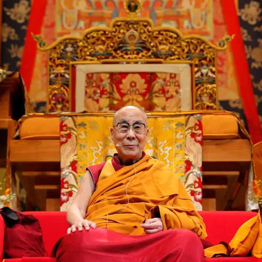 ৬০ বছর আগে মার্চের সেই রাতে পথে না নেমে পড়লে লালফৌজের হাতেই প্রাণ হারাতে হত তাঁকে। হয়তো তাঁর পরিবারের সদস্যেরাও রেহাই পেতেন না। রওনা হওয়ার ঠিক আগে ধূলিঝড় শুরু হয়। তার মধ্যেই যাত্রার প্রস্তুতি নেন দলাই লামা।