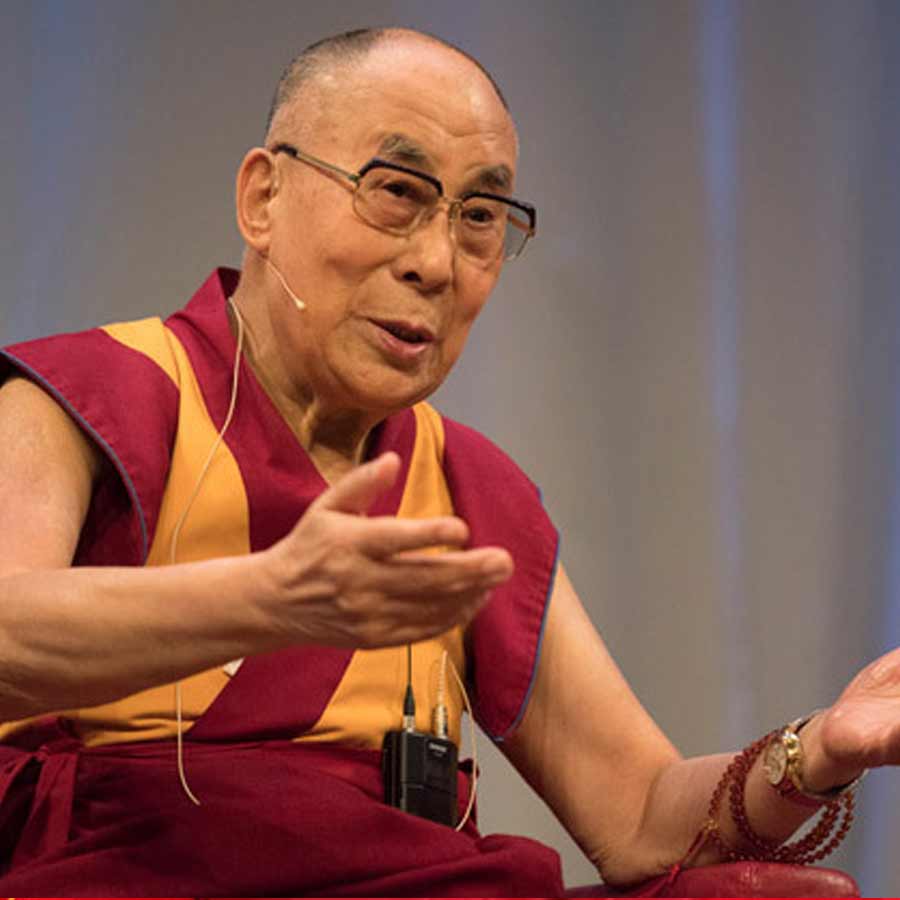 রাত গভীর হতেই লালসেনার পোশাক পরে পথে নেমেছিলেন দলাই লামা। মা, ভাই, বোন আর গুটিকয় অনুগামী নিয়ে তাঁর দু’দিন, দু’রাত কেটেছিল অচেনা, অজানা পথে। কখনও পায়ে হেঁটে। কখনও বা ঘোড়ার পিঠে। আর ছিল ক’টা খচ্চর, যাদের পিঠে চাপানো ছিল এক মাসের মতো জল, খাবারদাবার, অন্যান্য প্রয়োজনীয় জিনিসপত্র।