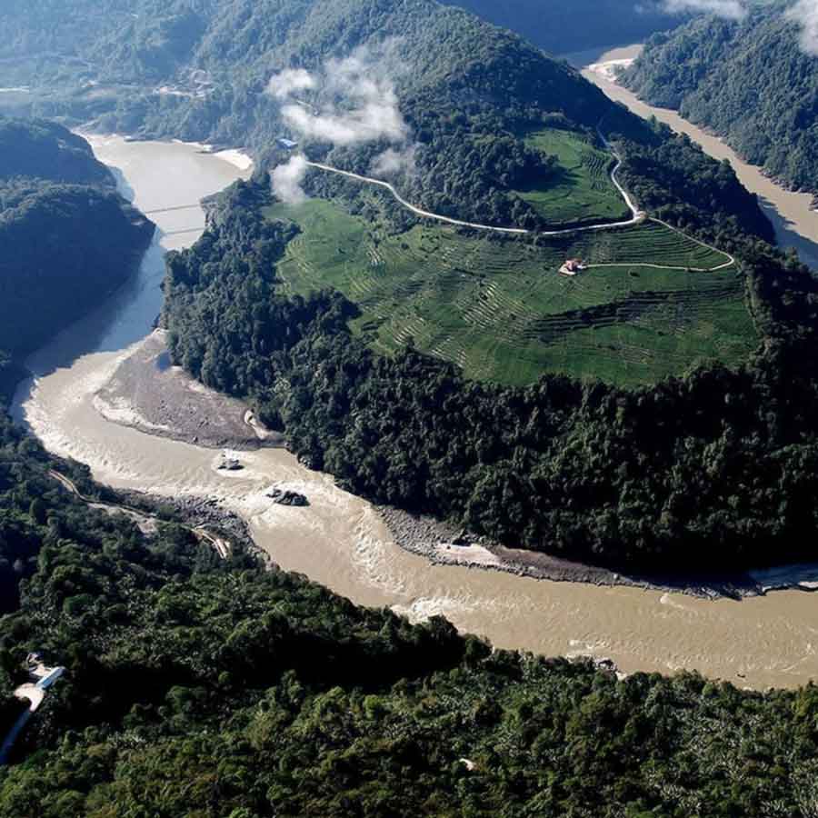 যাচ্ছেন কোথায়, জানা ছিল। ভারত। কিন্তু কোন পথে যাবেন, কোন পথে গেলে এড়াতে পারবেন লালফৌজের কড়া নজর, তা সঠিক ভাবে জানা ছিল না। তাই খানিকটা অন্ধকারে হাতড়ে বেড়াতে হয়েছিল তাঁদের। হাঁটতে হাঁটতে পথে পড়ে ব্রহ্মপুত্র নদ।