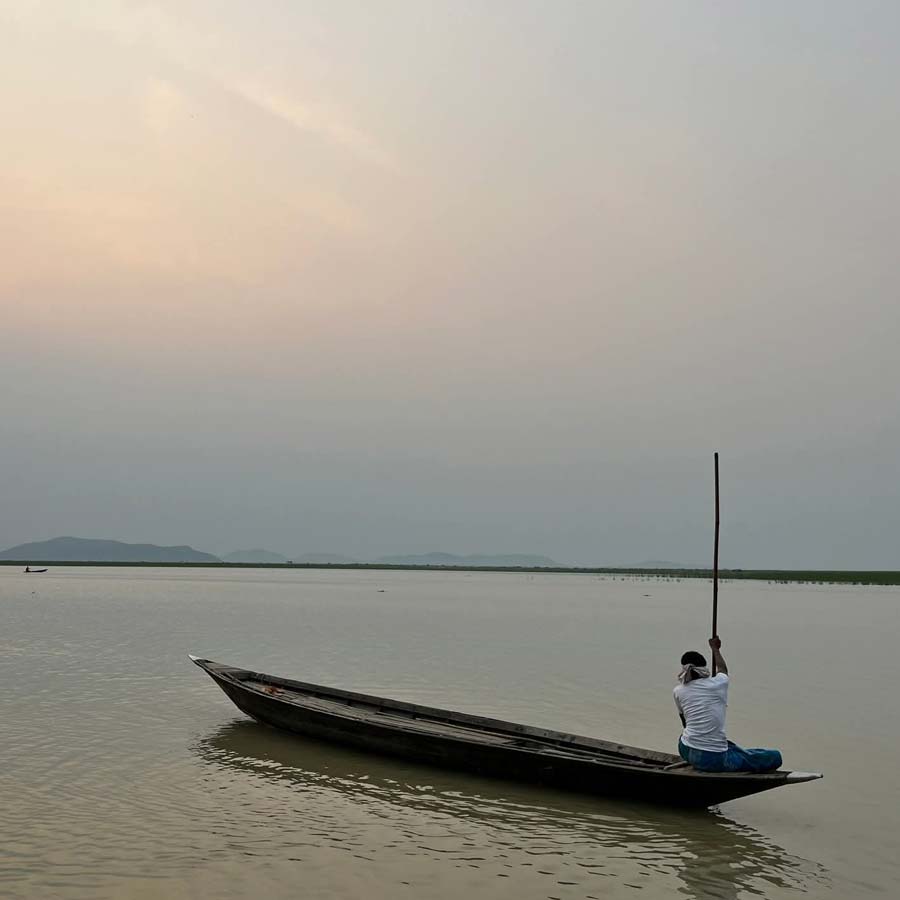 সেই ব্রহ্মপুত্র তাঁরা রাতের অন্ধকারে পেরিয়েছিলেন তিব্বতি গরুর চামড়া দিয়ে বানানো ছোট্ট একটি নৌকায়। ব্রহ্মপুত্র পেরিয়ে আবার অনেকটা দুর্গম পাহাড়ি পথ। হিমালয়। হাঁটা ছাড়া যা পেরোনো সম্ভব নয়। সেই পথে কখনও হেঁটে, কখনও পাহাড় ধরে উঠে-নেমে তাঁর মা, ভাই, বোন আর অনুগামীদের নিয়ে দলাই লামা শেষ পর্যন্ত পৌঁছেছিলেন ভারতের ভূখণ্ডে।