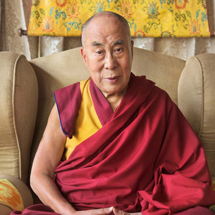 দলাই লামা ভারতে পৌঁছেছিলেন ১৭ মার্চ। চিন-অধিকৃত তিব্বত ছেড়ে পালিয়ে আসা দলাই লামা, তাঁর পরিবার-পরিজন এবং অনুগামীদের ভারত আশ্রয় দেয় হিমাচল প্রদেশের ধর্মশালায়। তখন তাঁর বয়স মাত্র ২৯।