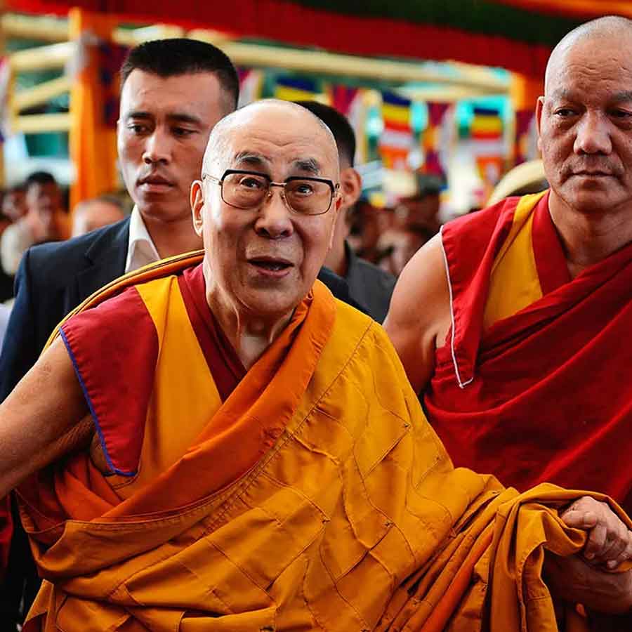 ভারত তাঁকে রাজনৈতিক আশ্রয় দেয় এপ্রিলের ৩ তারিখে। তাঁর নির্বাসিত সরকারকে জায়গা দেয় হিমাচল প্রদেশের ধর্মশালায়। হিমাচল প্রদেশের ধর্মশালা-সহ ভারতের বিভিন্ন এলাকায় ঠাঁই পেয়েছিলেন কয়েক হাজার তিব্বতি বৌদ্ধ। তার পর সেখান থেকেই তিব্বতে মুক্ত করার দাবিতে চিনবিরোধী আন্দোলন সংগঠিত করেছিলেন দলাই।