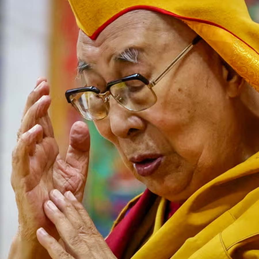 দলাই লামাপন্থীদের কোণঠাসা করতেই এই কৌশল বলে মনে করছেন অনেকে। দলাই লামার অনুগামীদের বক্তব্য, চিন যে ভাবে দলাই লামার উত্তরসূরি খোঁজার চেষ্টা করছে তা রাজনৈতিক ফয়দা তোলার জন্যই। চিনের অনুসন্ধান পদ্ধতিকে মেনে নিতে চাইছেন না অধিকাংশ তিব্বতি। তিব্বতি বৌদ্ধ ধর্মের উপর নিয়ন্ত্রণ কায়েম করতেই দলাই লামার ‘পুনরাবির্ভাব’-এর জন্য বেজিঙের এই অত্যুৎসাহ।