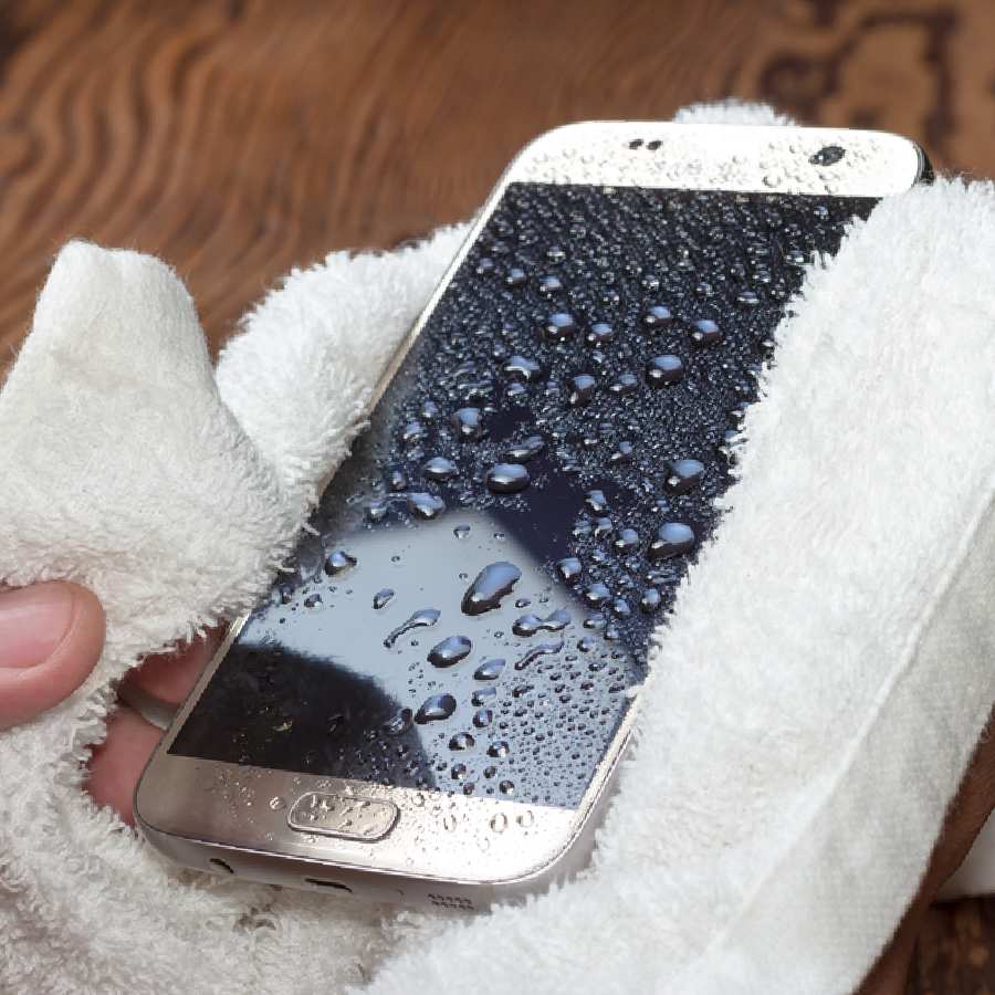Things you should not do with your water damaged phone dgtl