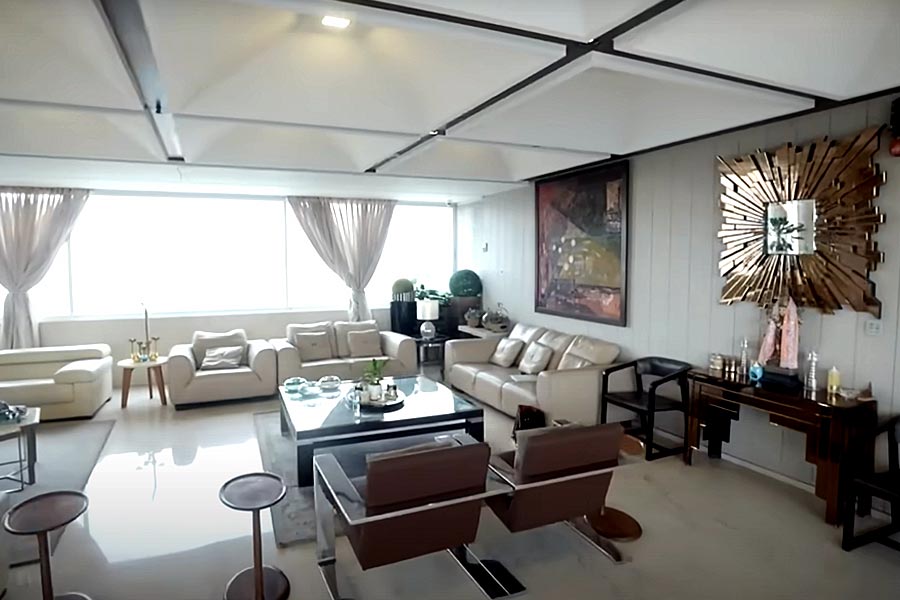 বসার ঘরের সজ্জাও চোখে পড়ার মতোই সুন্দর।