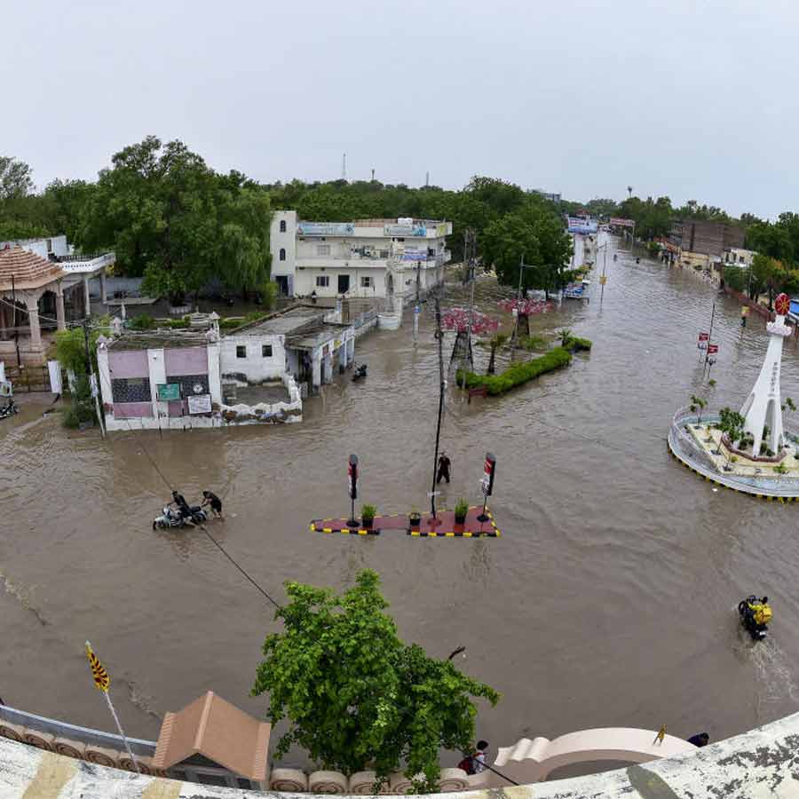 Heavy rain in Rajasthan, several died, train service hit dgtl