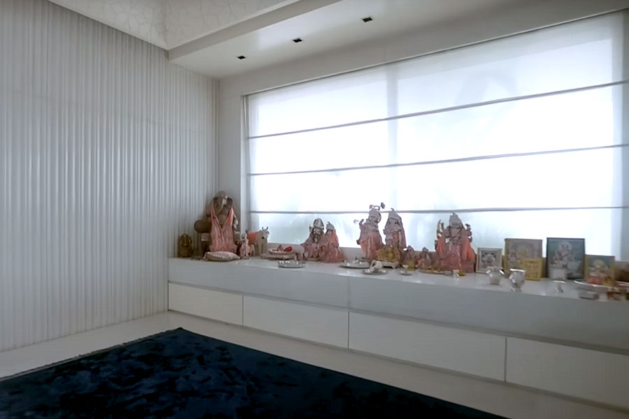 ঠাকুরঘরের দেওয়াল, মেঝে পুরোটাই সাদা।