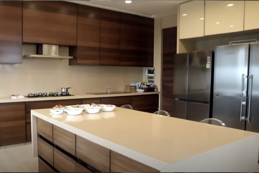 রান্নাঘরটিও বেশ বড়। রয়েছে দু’টো ফ্রিজ,চারটি মাইক্রোঅয়েভ অভেন।