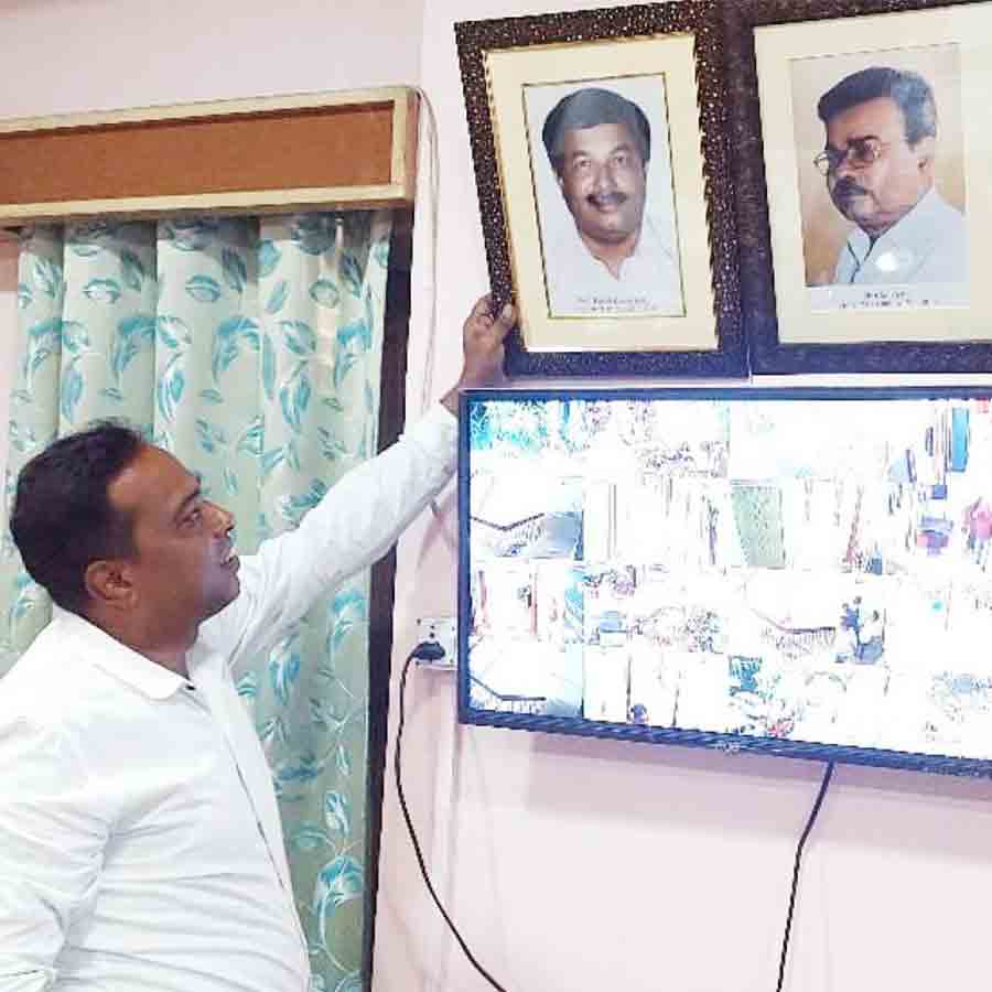 Arun Ghosh hung picture of CPIM leader Tapas Sarkar's picture in his office
