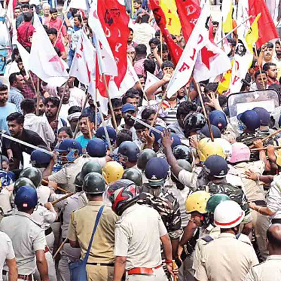 SFI and DYFI got involved in a clash with Krishnanagar Police regarding their protest against Kaliganj Minor death