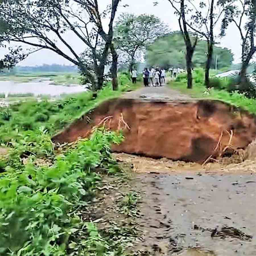 নলহাটি থানার রামপুর গ্রামের কাছে ব্রাহ্মণী নদীর পাড়ের রাস্তা ভেঙে গিয়েছে।