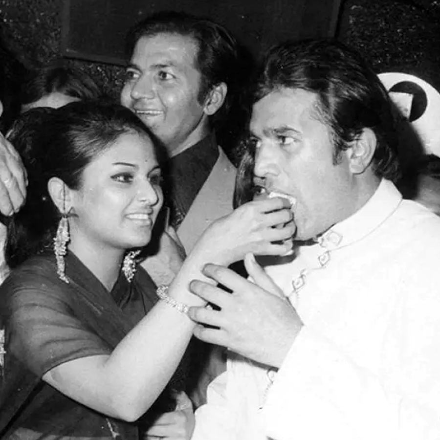 ১৯৬৬ সালে ‘আখরি খত’ ছবির মাধ্যমে বলিপাড়ায় পদার্পণ রাজেশের। তার পর একের পর এক হিট ছবি উপহার দিয়েছেন দর্শককে। রাজেশ তাঁর অভিনয়দক্ষতা নিয়ে যেমন প্রশংসা কুড়িয়েছিলেন, তেমন তাঁর ব্যক্তিগত সম্পর্ক নিয়েও বলিজগতে কম জলঘোলা হয়নি। রাজেশ যখন বলিউডে সবেমাত্র নাম করতে শুরু করেছেন, তখন বলি নায়িকা অঞ্জু মহেন্দ্রের সঙ্গে নাম জড়িয়ে পড়েছিল তাঁর। সেই সময় সবেমাত্র কেরিয়ার শুরু করেছিলেন অঞ্জু।