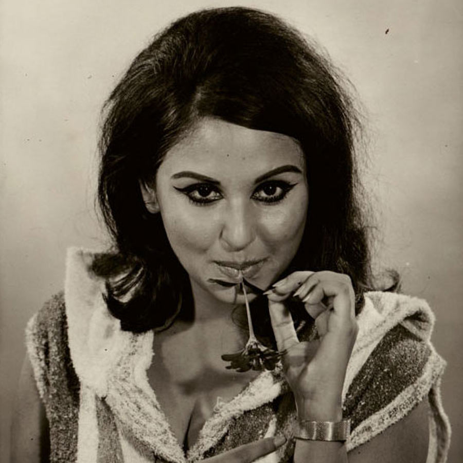 মডেলিং জগতের সঙ্গে যুক্ত ছিলেন অঞ্জু। রাজেশ এবং অঞ্জু তাঁদের সম্পর্ক লুকিয়ে রাখার চেষ্টা করলেও তা জানাজানি হয়ে গিয়েছিল। অঞ্জুর বাড়ির সামনে প্রায় প্রতি দিন রাজেশের গাড়ি দাঁড়িয়ে থাকতে দেখা যেত সেই সময়ে। বলিপাড়ায় তা জানাজানি হয়ে যাওয়ায় জনসমক্ষে তাঁদের সম্পর্কের কথা স্বীকার করে নিয়েছিলেন দুই তারকা।