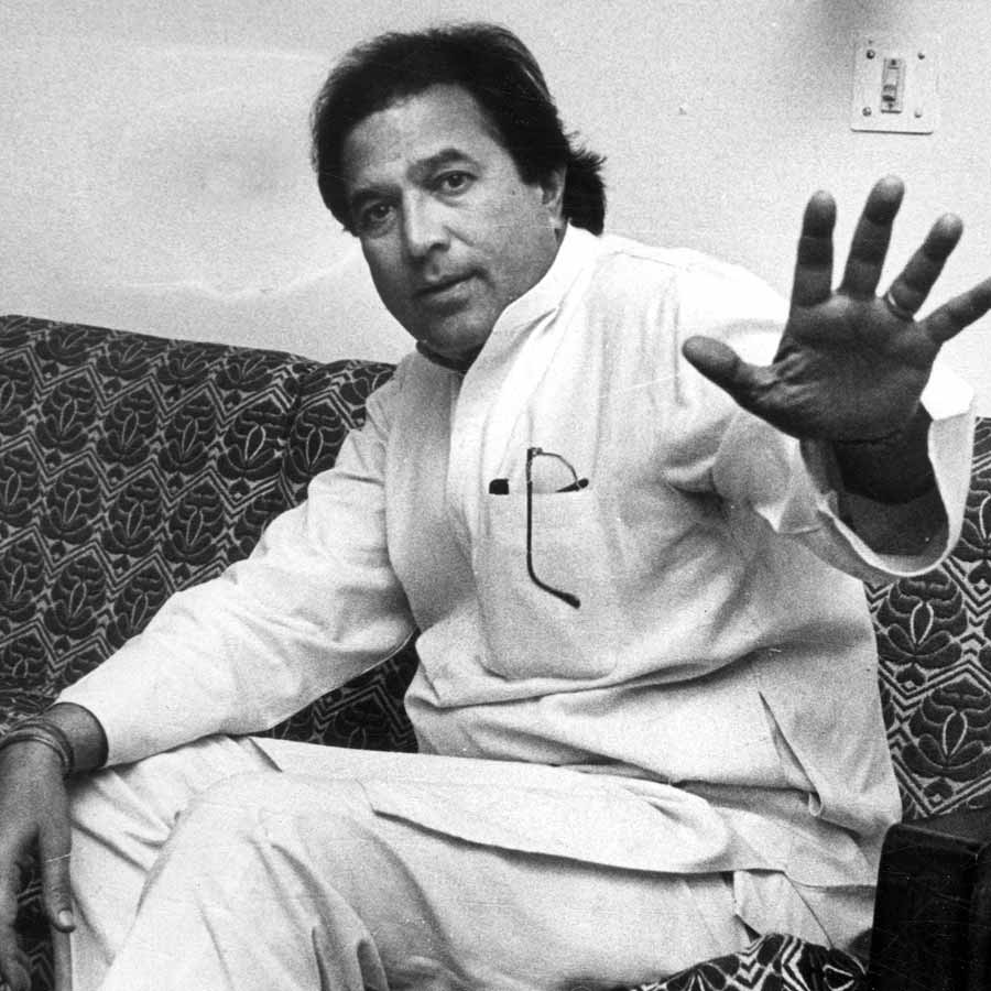 কানাঘুষো শোনা যেতে থাকে যে, অঞ্জুর সঙ্গে বিচ্ছেদের পর বাড়ি থেকে বিয়ের জন্য চাপ দেওয়া হচ্ছিল রাজেশকে। পরিবারের কথা মেনে ১৯৭৩ সালে বলি অভিনেত্রী ডিম্পল কাপাডিয়াকে বিয়ে করেছিলেন রাজেশ। এমনকি, বিয়ের সময় ইচ্ছা করে অঞ্জুর বাড়ির সামনে দিয়ে বরযাত্রী নিয়ে গিয়েছিলেন রাজেশ।