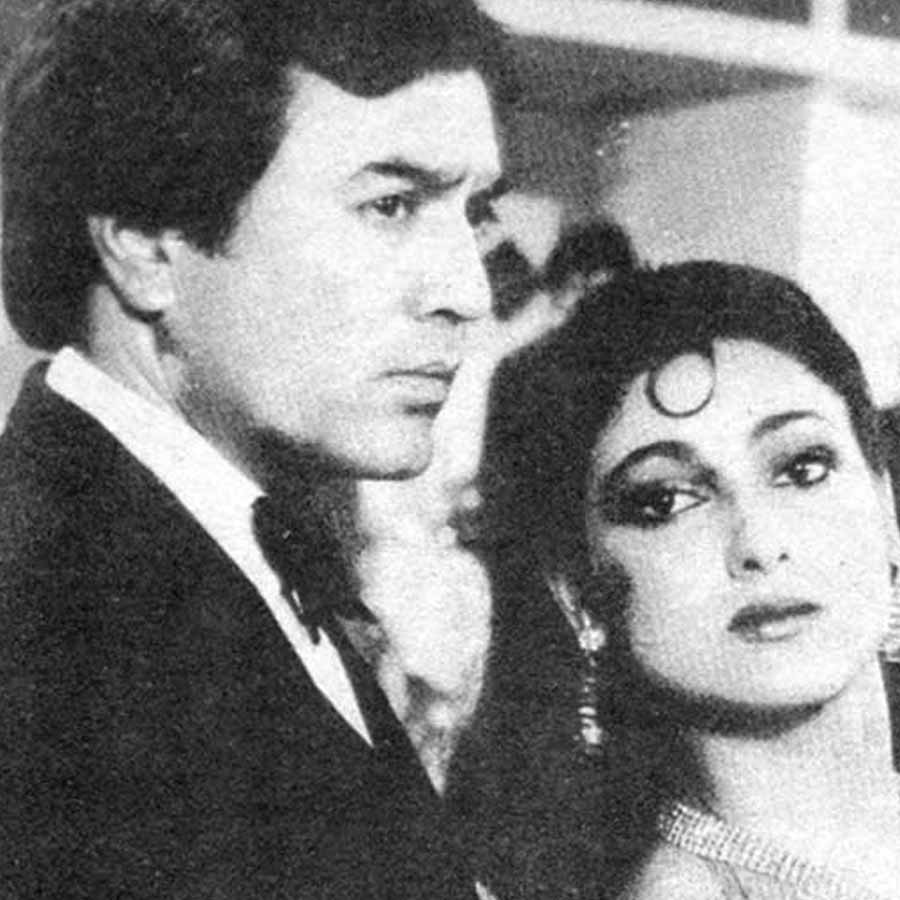 ডিম্পলের সঙ্গে সম্পর্কে ইতি টানার পর রাজেশের জীবনে এসেছিল অন্য বসন্ত। সেই বসন্ত নায়কের কাছে ছিল ‘ক্ষতস্থানে মলম লাগানোর মতো’। বলি নায়িকা টিনা মুনিম প্রসঙ্গে এমনটাই বলেছিলেন রাজেশ। আশির দশকে একাধিক ছবিতে অভিনয় করতে দেখা গিয়েছিল রাজেশ এবং টিনাকে।