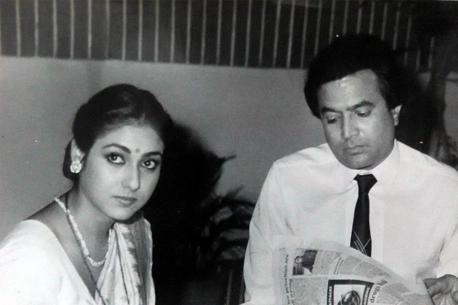 কানাঘুষো শোনা যায়, রাজেশের সঙ্গে সম্পর্কে জড়ালেও বেশি দিন অভিনেতার সঙ্গে থাকতে পারেননি টিনা। রাজেশকে বিয়ে করতে চেয়েছিলেন তিনি। কিন্তু রাজেশ কোনও ভাবেই নাকি ডিম্পলকে বিবাহবিচ্ছেদ দিতে রাজি ছিলেন না। সন্তানদের জন্য বিবাহবিচ্ছেদের পথে হাঁটবেন না তা টিনাকে স্পষ্ট জানিয়ে দিয়েছিলেন রাজেশ। তার পরেই অভিনেত্রীর সঙ্গে সম্পর্ক ভেঙে গিয়েছিল রাজেশের।