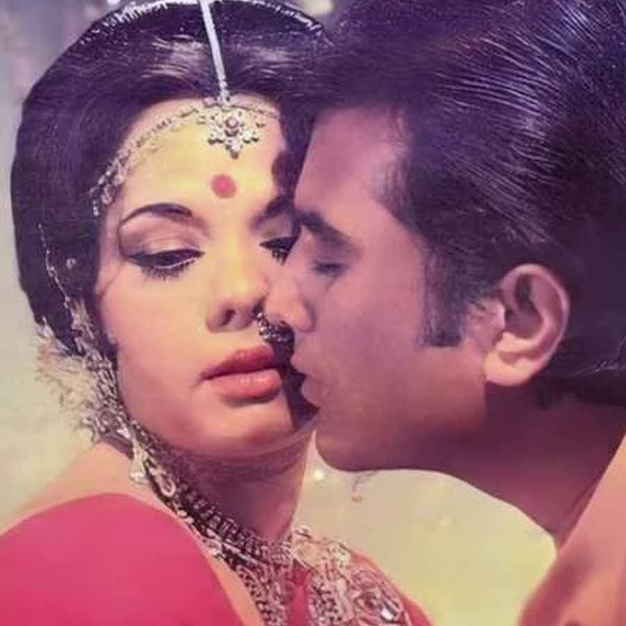 মুমতাজের দাবি, রাজেশের সঙ্গে কোনও ছবির শুট চললে নানা রকম ভাবে নায়িকার সঙ্গে খুনসুটি করতেন অভিনেতা। সুযোগ পেলে মজা করে সকলের সামনে মুমতাজের নিতম্বে মারতেন। কখনও কখনও আবার নায়িকার নাকের সঙ্গে নিজের নাকও ঘষে দিতেন রাজেশ।