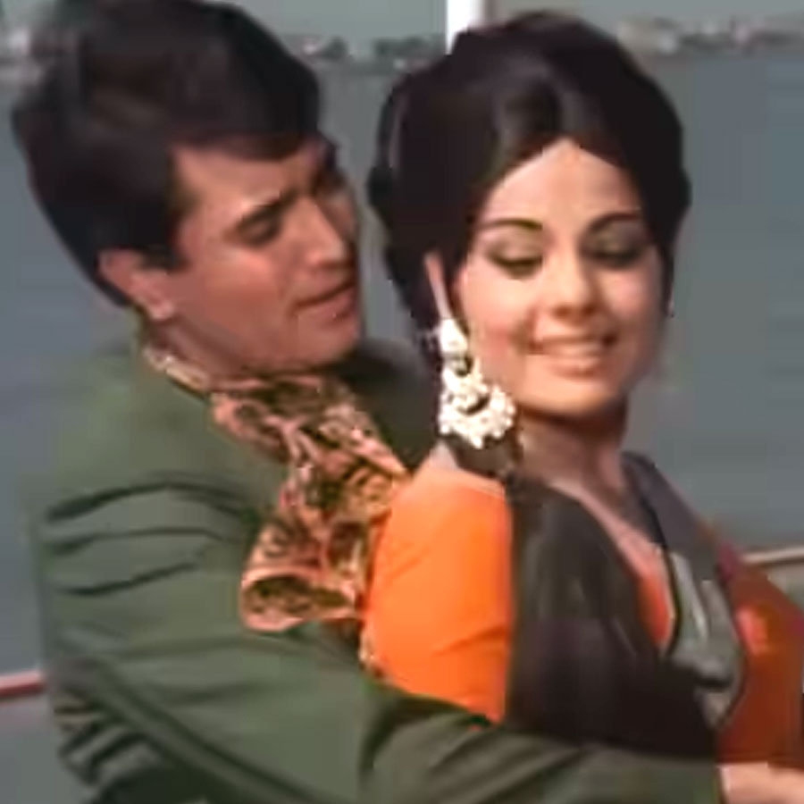 সেটের মধ্যে মুমতাজের সঙ্গে রাজেশ এত ঘনিষ্ঠ ভাবে মেলামেশা করতেন দেখে তাঁদের সম্পর্ক নিয়ে কানাঘুষো শুরু হয়ে গিয়েছিল। কথা বলার সময়ও অনেকটাই কাছাকাছি দাঁড়িয়ে থাকতেন তাঁরা। কিন্তু তাঁদের মধ্যে বন্ধুত্ব ছাড়া আর কিছুই ছিল না তা স্পষ্ট জানিয়ে দিয়েছিলেন মুমতাজ।