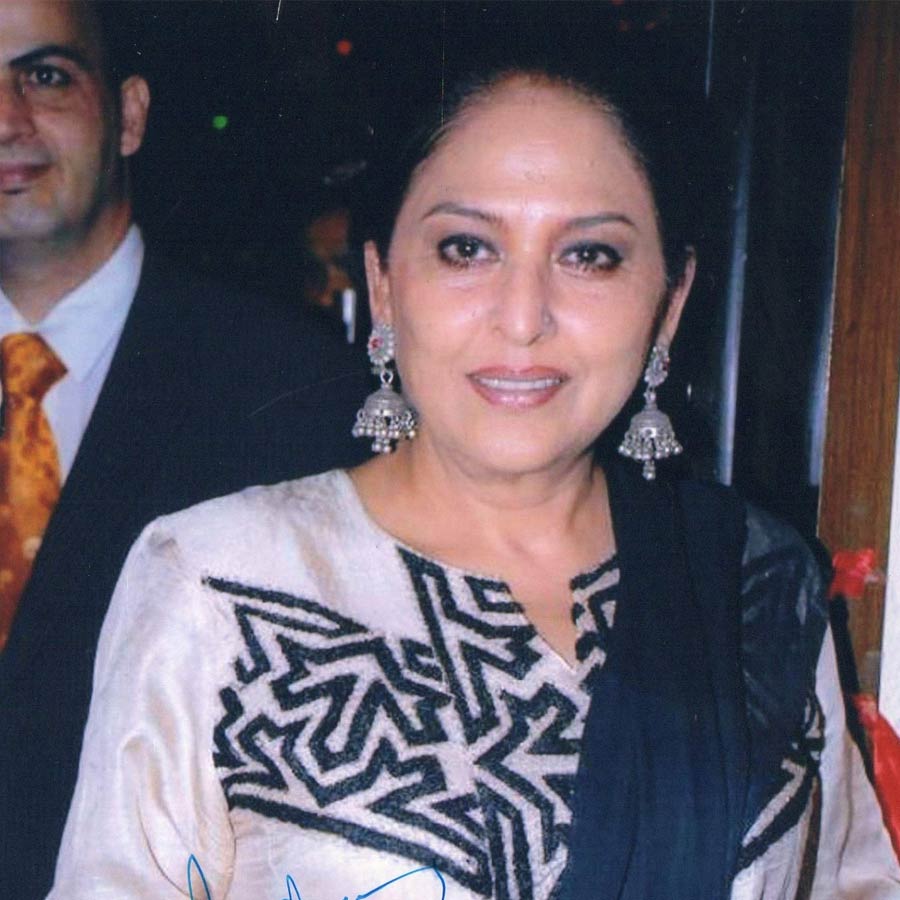 শুধু অনিতাই নন, রাজেশের জীবনসায়াহ্নে আবার ফিরে এসেছিলেন তাঁর প্রথম প্রেমিকা অঞ্জু। তবে প্রেমিকা হিসাবে ফেরেননি তিনি। কানাঘুষো শোনা যায়, বিচ্ছেদের পর ১৭ বছর একে অপরের সঙ্গে কথা বলা বন্ধ রেখেছিলেন রাজেশ এবং অঞ্জু। পরে তাঁদের মধ্যে বন্ধুত্বপূর্ণ সম্পর্ক গড়ে ওঠে। রাজেশের অন্তিম সময়েও বন্ধুর মতো পাশে ছিলেন অঞ্জু।