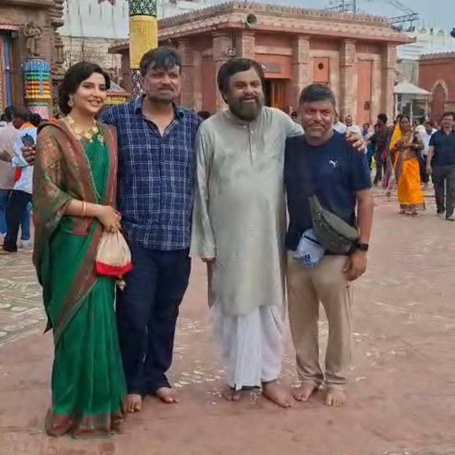 শুটিংয়ের অবসরে শুভশ্রী, সৃজিত, ব্রাত্য এক ফ্রেমে।