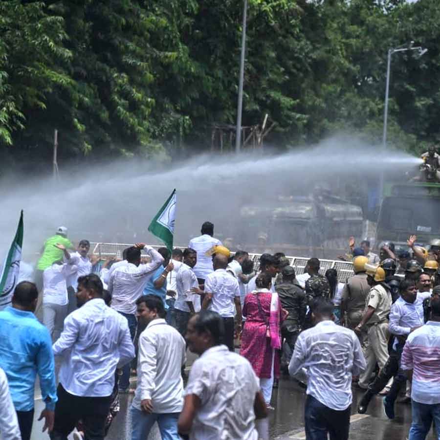 ওড়িশা বিধানসভার সামনে বিক্ষুব্ধ জনতাকে হটাতে জলকামান দাগা হচ্ছে। ছবি: এক্স।