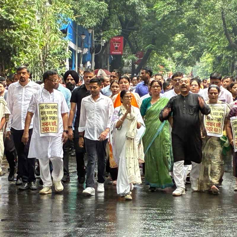 তৃণমূলের মিছিলে পাশাপাশি অভিষেক বন্দ্যোপাধ্যায় এবং মমতা বন্দ্যোপাধ্যায়।