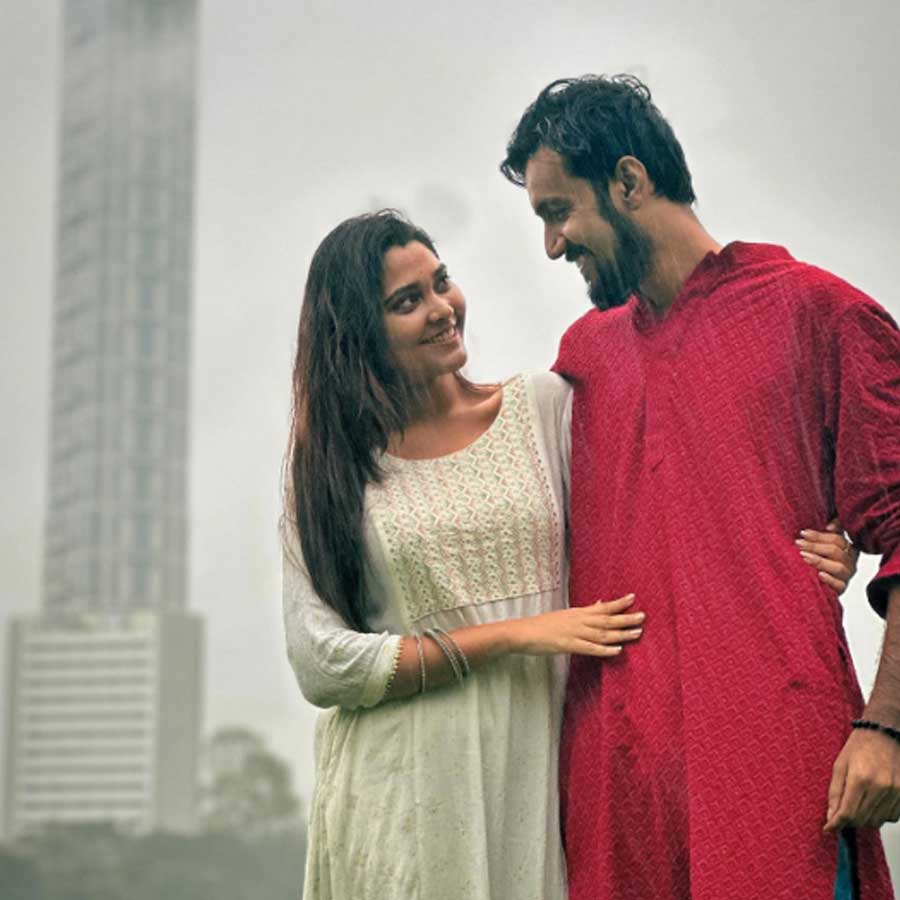 Speculations are actor Arunava Dey is dating new actress Parna Chakraborty