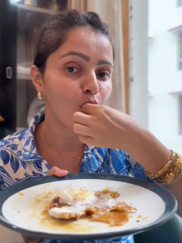 আইসক্রিম দিয়ে পরোটা খেলেন অভিনেত্রী রুবিনা।