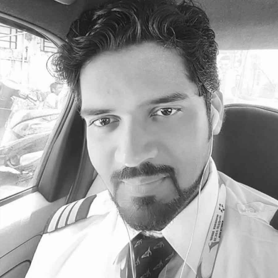 কো-পাইলট ক্লাইভ কুন্দর।