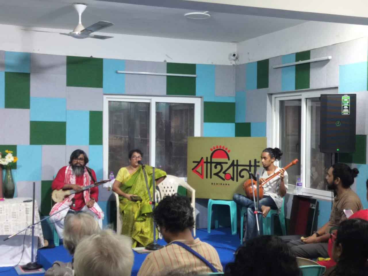 সঙ্গীত পরিবেশন করছেন রণেন রায়চৌধুরীর কন্যা সঞ্চিতা রায়চৌধুরী।