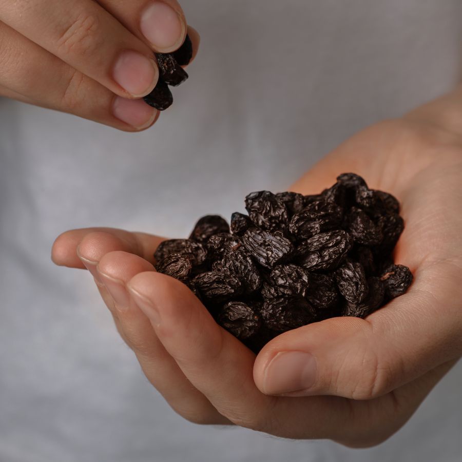 কালো কিশমিশের উপকারিতা অঢেল।