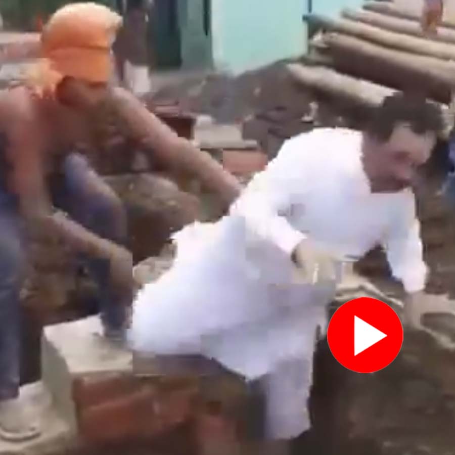 Video shows social worker fall in 6 foot pit in Madhya Pradesh dgtl