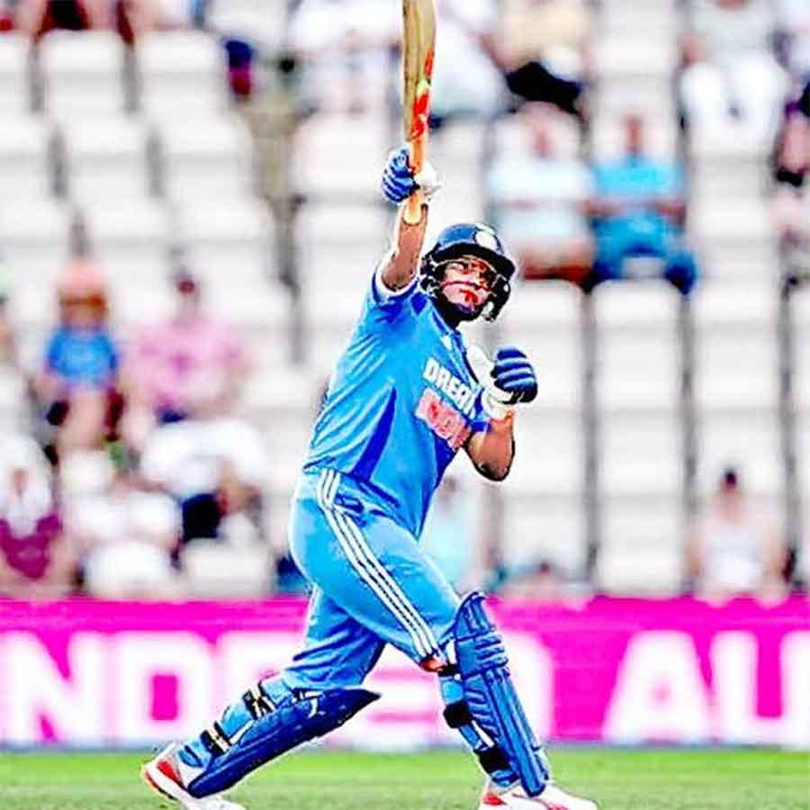 Deepti Sharma's one-handed six-hitting incident has come under discussion