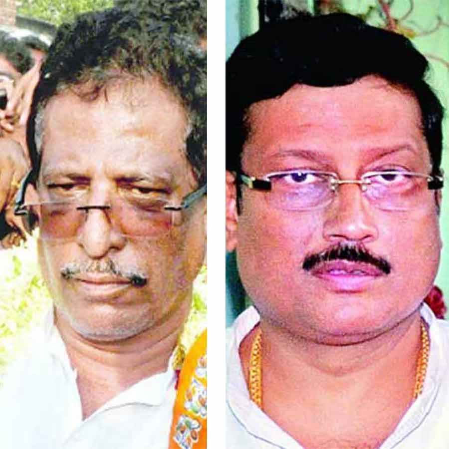 Slogan contest between followers of Tapas Chattapaddhay and Sabyasachi Dutta