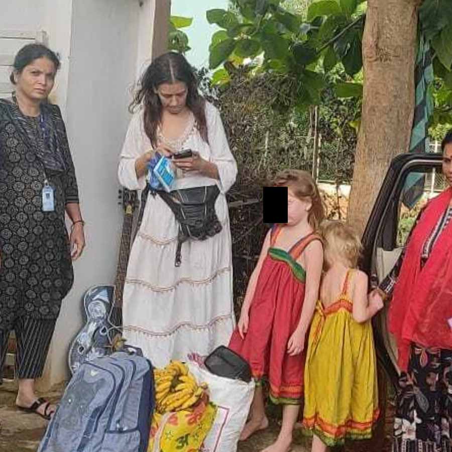 সেই ভিসার সময়সীমা এত দিনে পেরিয়ে গিয়েছে। এর পর থেকে নিনা ভারতে অবৈধ ভাবেই বসবাস করছিলেন। ভিসার মেয়াদ লঙ্ঘনের অভিযোগে নিনা ও তাঁর মেয়েদের নারী ও শিশু উন্নয়ন দফতরের এক আশ্রয়কেন্দ্রে রাখা হয়েছে। শীঘ্রই তিন জনকে রাশিয়ায় ফেরত পাঠানোর ব্যবস্থা করা হবে। গোল্ডস্টেইন জানিয়েছেন, তিনি চান তাঁর মেয়েরা ভারতে থাকুক। রাশিয়ায় ফেরত পাঠানো হলে তাঁর সঙ্গে মেয়েদের দেখাসাক্ষাৎ করার পথ বন্ধ হয়ে যাবে।