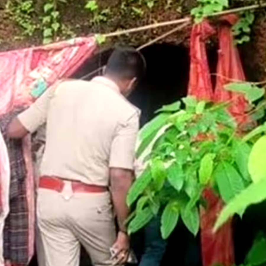 ৬ বছর বয়সি মেয়ে প্রেমা ও চার বছরের অ্যামা এই জঙ্গলের পরিবেশে খাপ খাইয়ে নিতে পেরেছে বলে জানান নিনা। এই বনবাসে বেশ ভালই দিন কাটে তাঁদের। কোনও অভাব-অভিযোগ ছিল না। খুশি মনেই তাঁরা নিজেদের মতো করে দিন কাটাচ্ছিলেন গুহায়। শহুরে ভিড় এড়িয়ে তাঁরা ভালই আছেন বলে পুলিশকে জানান নিনা। বাচ্চারা জলপ্রপাতে হুল্লোড় করে সাঁতার কাটে। খাওয়া, ঘুমের কোনও অসুবিধা হয়নি কোনও দিন।