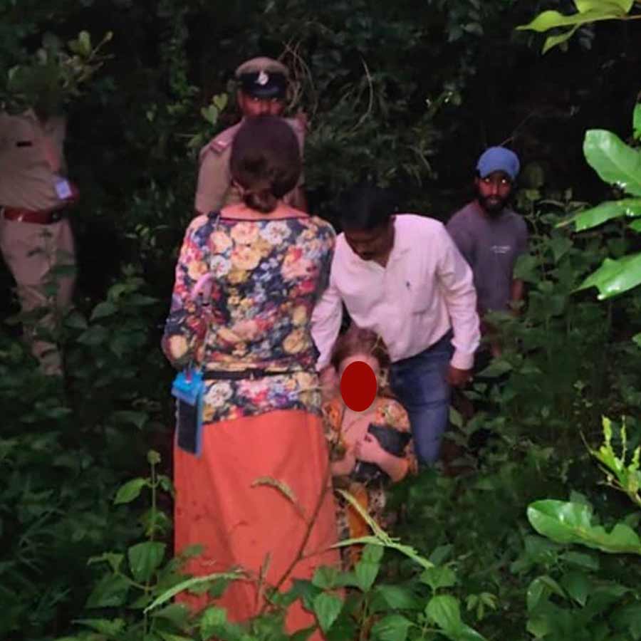 টহল দেওয়ার সময়, পুলিশকর্মীরা গুহার দিকে যাওয়ার রাস্তায় পায়ের ছাপ দেখতে পান। সেই পায়ের ছাপগুলি অনুসরণ করে গুহামুখে পৌঁছোনোর পর দেখতে পান কাপড় দিয়ে ঢাকা রয়েছে সেটি। পাহাড়ের উপরে ঘন জঙ্গলে ঘেরা গুহা থেকে মানুষের কথা বলার শব্দ ভেসে আসায় কৌতূহলী হয়ে ওঠেন পুলিশকর্মীরা। এমন পাণ্ডববর্জিত জায়গায় যে মনুষ্য বসবাসের চিহ্ন থাকতে পারে তা কল্পনারও অতীত ছিল তাঁদের। গুহার ভিতরে উঁকি দিয়ে দেখা যায়, ভিতরে রয়েছেন এক বিদেশিনি ও দুই শিশু!