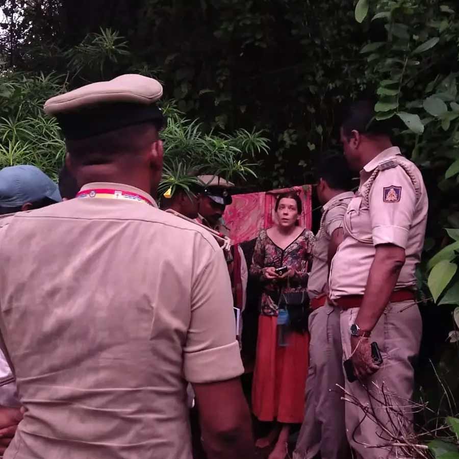 ৯ জুলাই কর্নাটকের গোকর্ণের একটি গুহা থেকে পুলিশ দুই কন্যা-সহ উদ্ধার করে ৪০ বছর বয়সি রুশ তরুণী নিনা কুটিনাকে। দিনের পর দিন ধরে দুই খুদে মেয়েকে নিয়ে লোকালয় থেকে দূরে এক ভগ্নপ্রায় গুহায় ঘর বেঁধে থাকছিলেন তিনি। হঠাৎ করেই তাঁদের সন্ধান পায় পুলিশ। গোকর্ণের রামতীর্থ পাহাড়ের আশপাশে টহল দিতে দিতে স্থানীয় পুলিশের একটি দল আচমকাই খুঁজে পায় তিন জনকে।