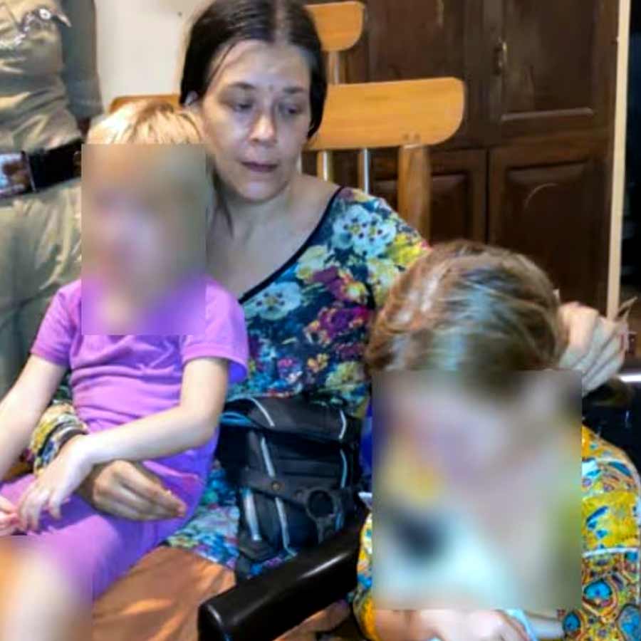 ১৫ বছর ধরে দেশছাড়া। আধুনিকতার ছোঁয়া ছাড়াই প্রকৃতির মাঝে নিজেদের খাপ খাইয়ে নিতে পেরেছেন মা ও সন্তানেরা। প্রকৃতির কোলেই জন্ম দিয়েছেন এক সন্তানের। যে কোনও সময়ে ঘটতে পারে ভূমিধস। বিষাক্ত পোকামাকড়ের ছড়াছড়ি। সাপখোপ, বন্য জন্তুর ভয়। অরণ্যবাসের কোনও প্রতিকূলতাই দমাতে পারেনি রাশিয়ান তরুণীকে।