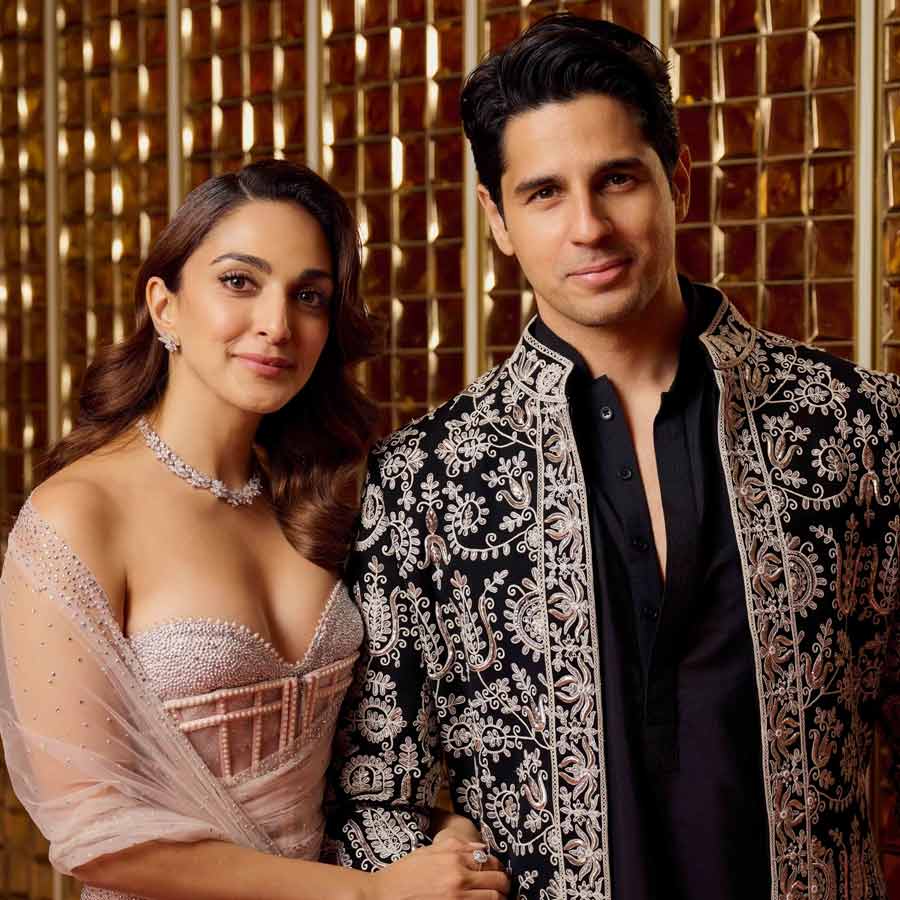 New Parents Sidharth Malhotra and  Kiara Advani heads home with baby dgtl
