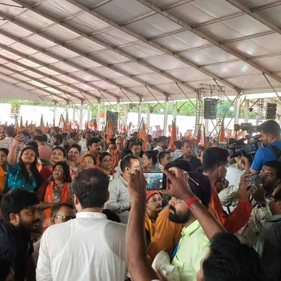 নরেন্দ্র মোদীর সভাস্থলে বিজেপি কর্মী-সমর্থকদের ভিড়। 