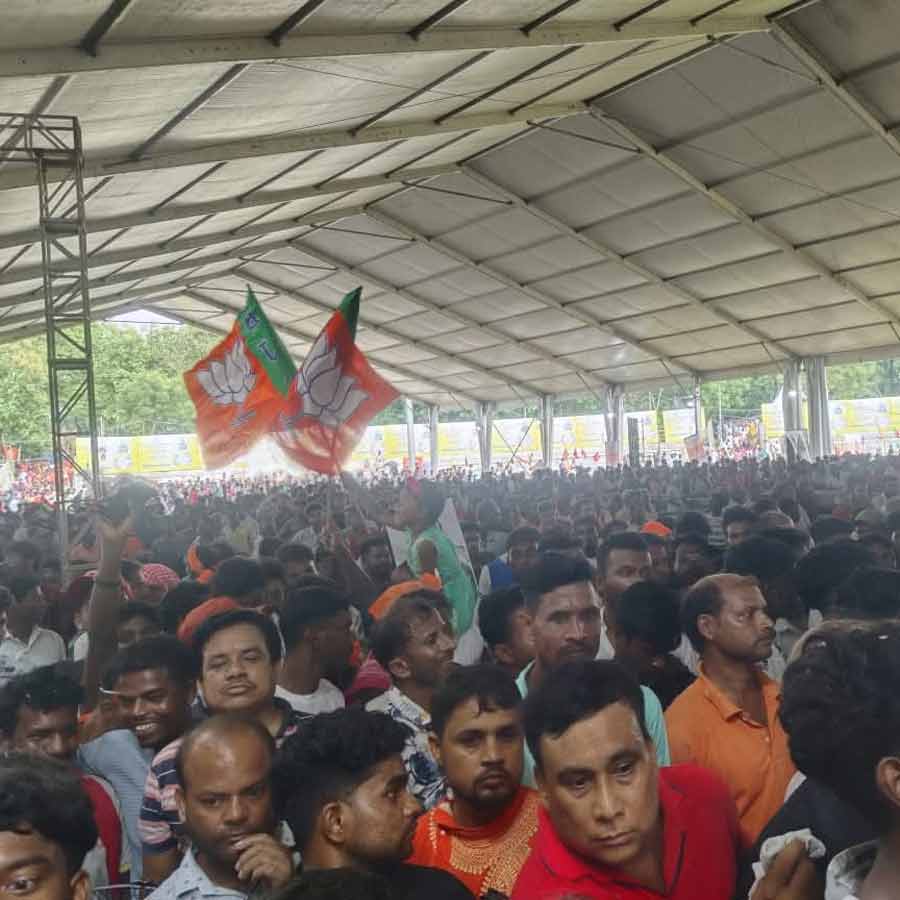 নরেন্দ্র মোদীর অপেক্ষায় বিজেপি কর্মী-সমর্থকেরা। 