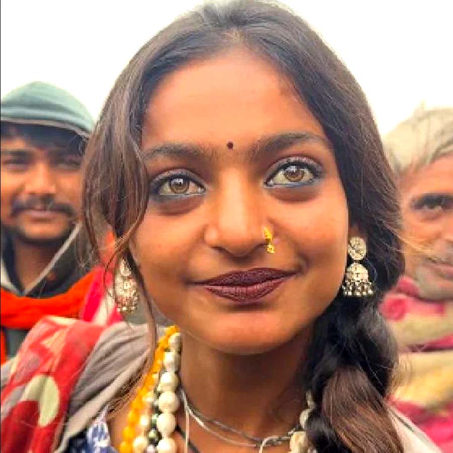 Hundreds of people Gather To See Viral Maha Kumbh Girl Monalisa As She Shoots In Madhya Pradesh dgtl