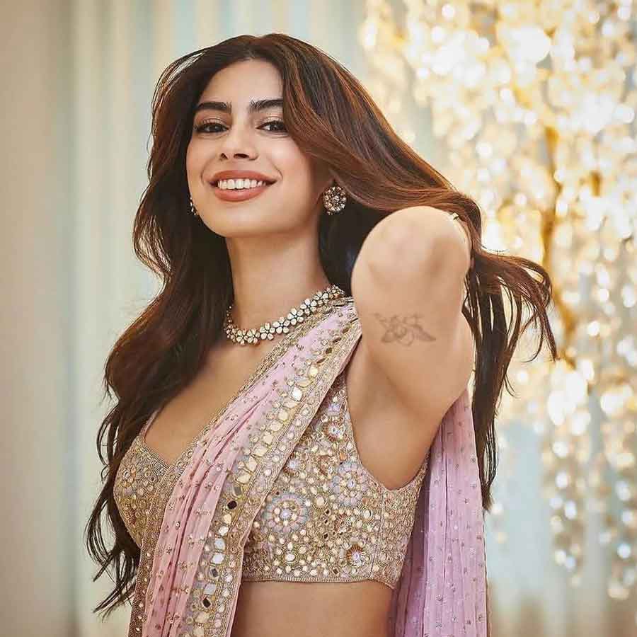 খুশি মনে করেন প্লাস্টিক সার্জারি করে সুন্দর হওয়ায় আপত্তিকর কিছু নেই।  