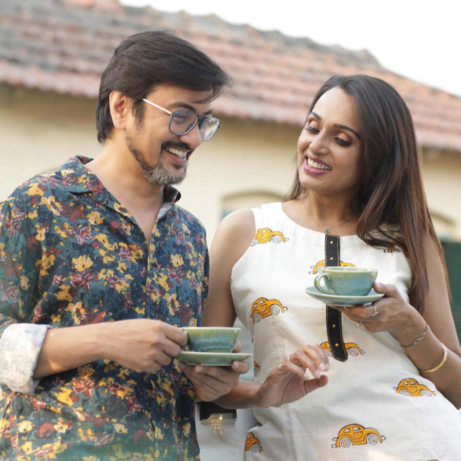 মিডলাইফ ক্রাইসিস মানে শুধুই অসমবয়সি প্রেম বা তৃতীয় ব্যক্তি নয়। যে সম্পর্কে বিশ্বস্ত নয়, চিরকালই তার বন্ধন ভাঙার প্রবণতা থাকে।