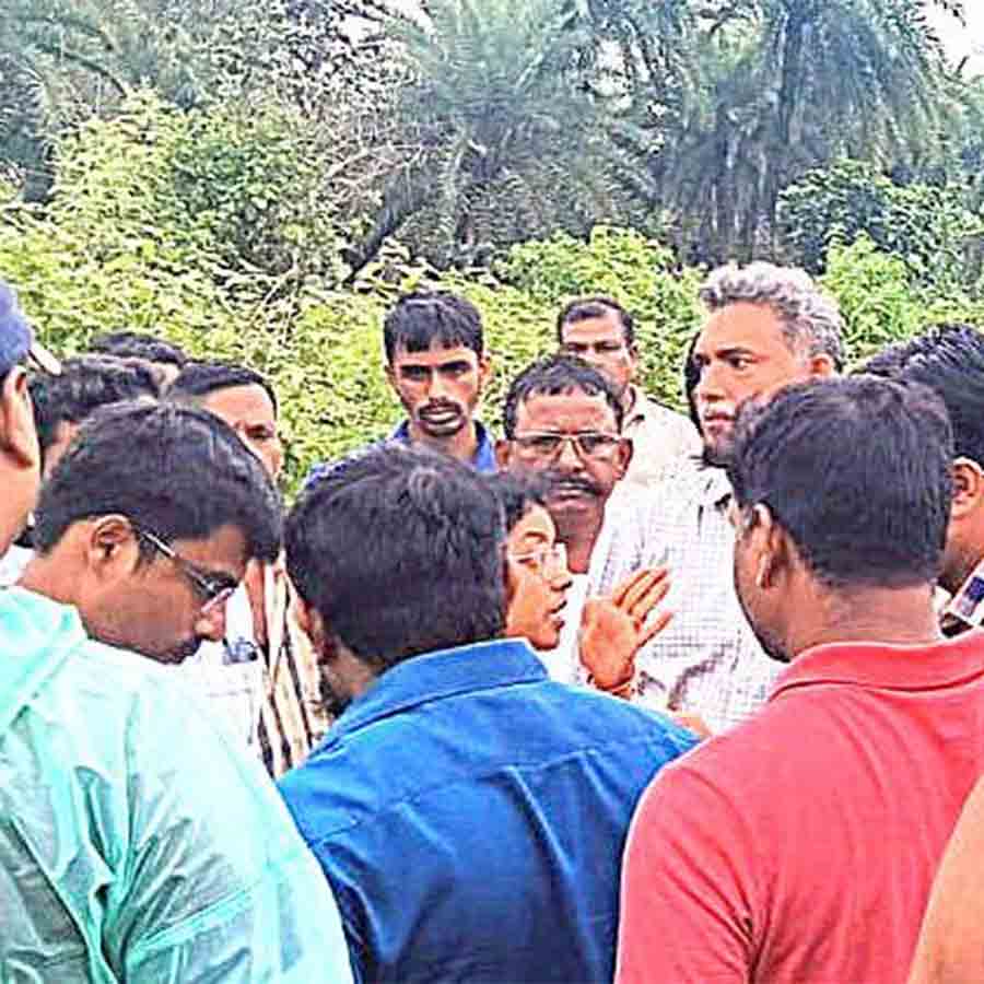 আধিকারিকদের ঘিরে ক্ষোভ।